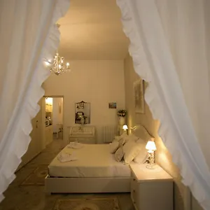 https://la-regina-di-spaccanapoli.hotels-amalfi.com