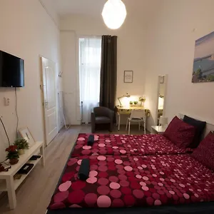 No. 11 With 2 Bathrooms Next To Railway Station Budapest